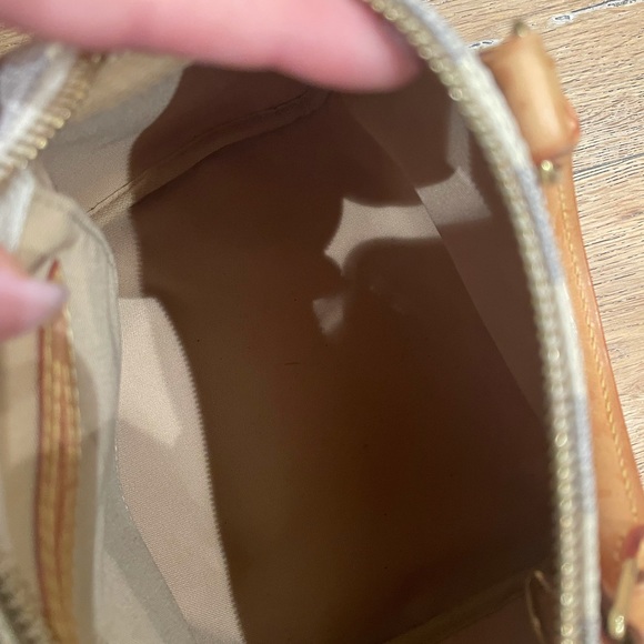 AUTHENTIC LOUIS VUITTON SPEEDY 25 BAG. - Picture 8 of 11